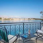 别墅 Luxury Seafront Diora Brac With Heated Pool 苏曼婷