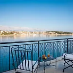 Luxury Seafront Diora Brac With Heated Pool 别墅