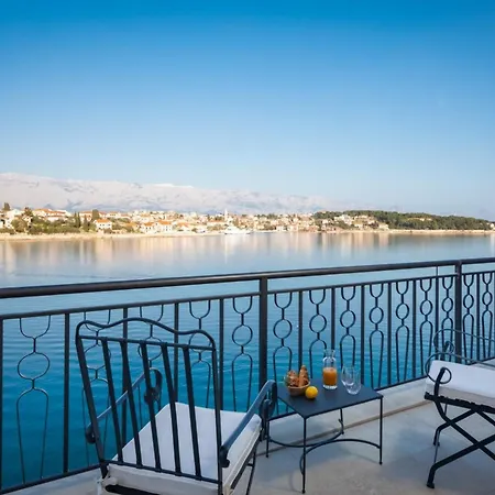 Luxury Seafront Diora Brac With Heated Pool فيلة