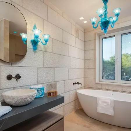 Luxury Seafront Diora Brac With Heated Pool *